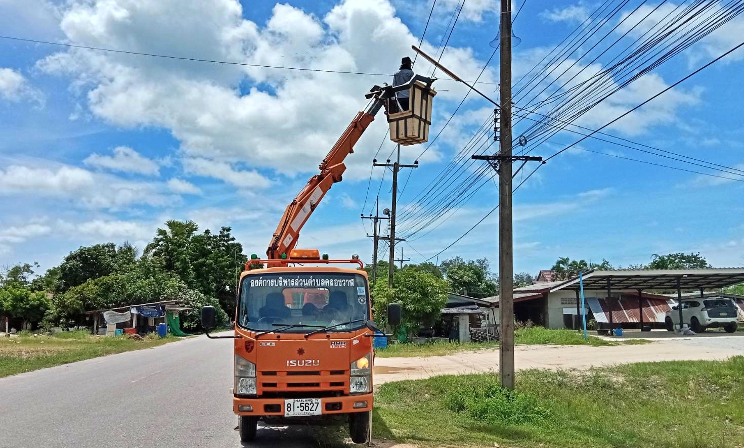 ซ่อมไฟฟ้าส่องสว่างสาธารณะที่ชำรุด ขัดข้อง ในเขตพื้นที่ หมู่ที่ 4 บ้านหว้าโทน ตำบลคลองวาฬ