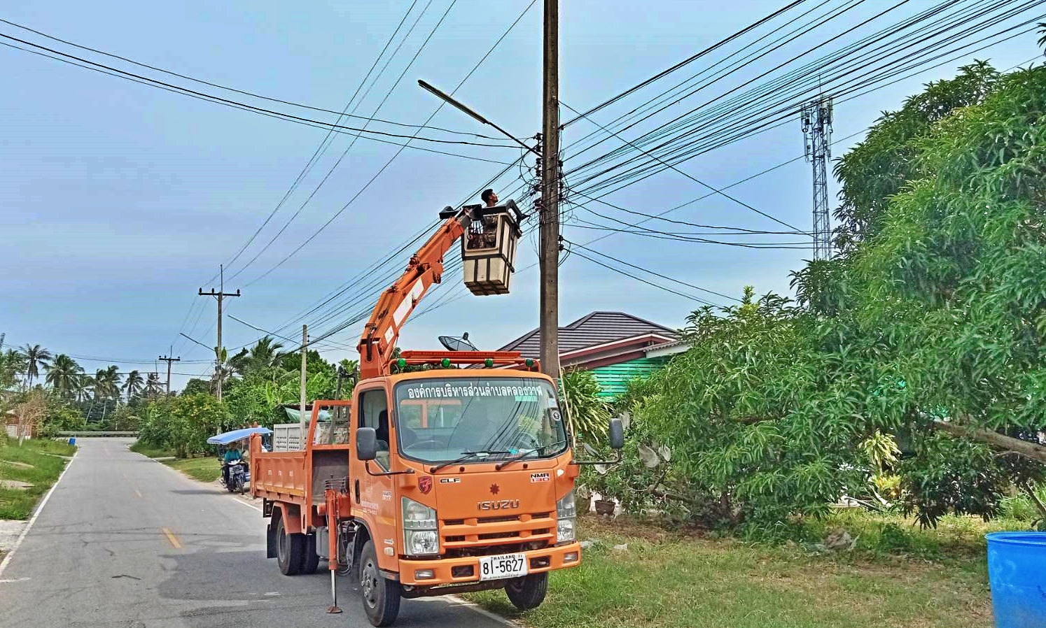 ซ่อมไฟฟ้าส่องสว่างสาธารณะที่ชำรุด ขัดข้อง ในเขตพื้นที่ หมู่ที่ 8 บ้านนาทอง