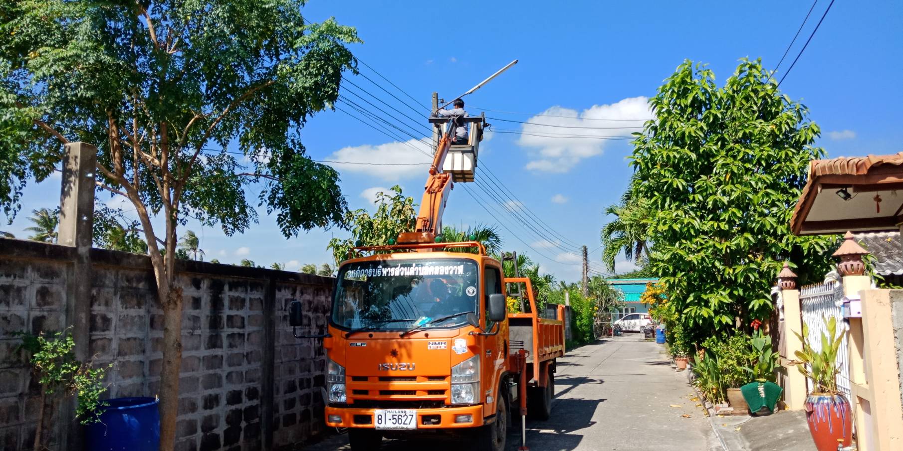 ซ่อมไฟฟ้าส่องสว่างสาธารณะที่ชำรุด ขัดข้อง ในเขตพื้นที่ หมู่ที่ 1 บ้านคลองวาฬ ตำบลคลองวาฬ