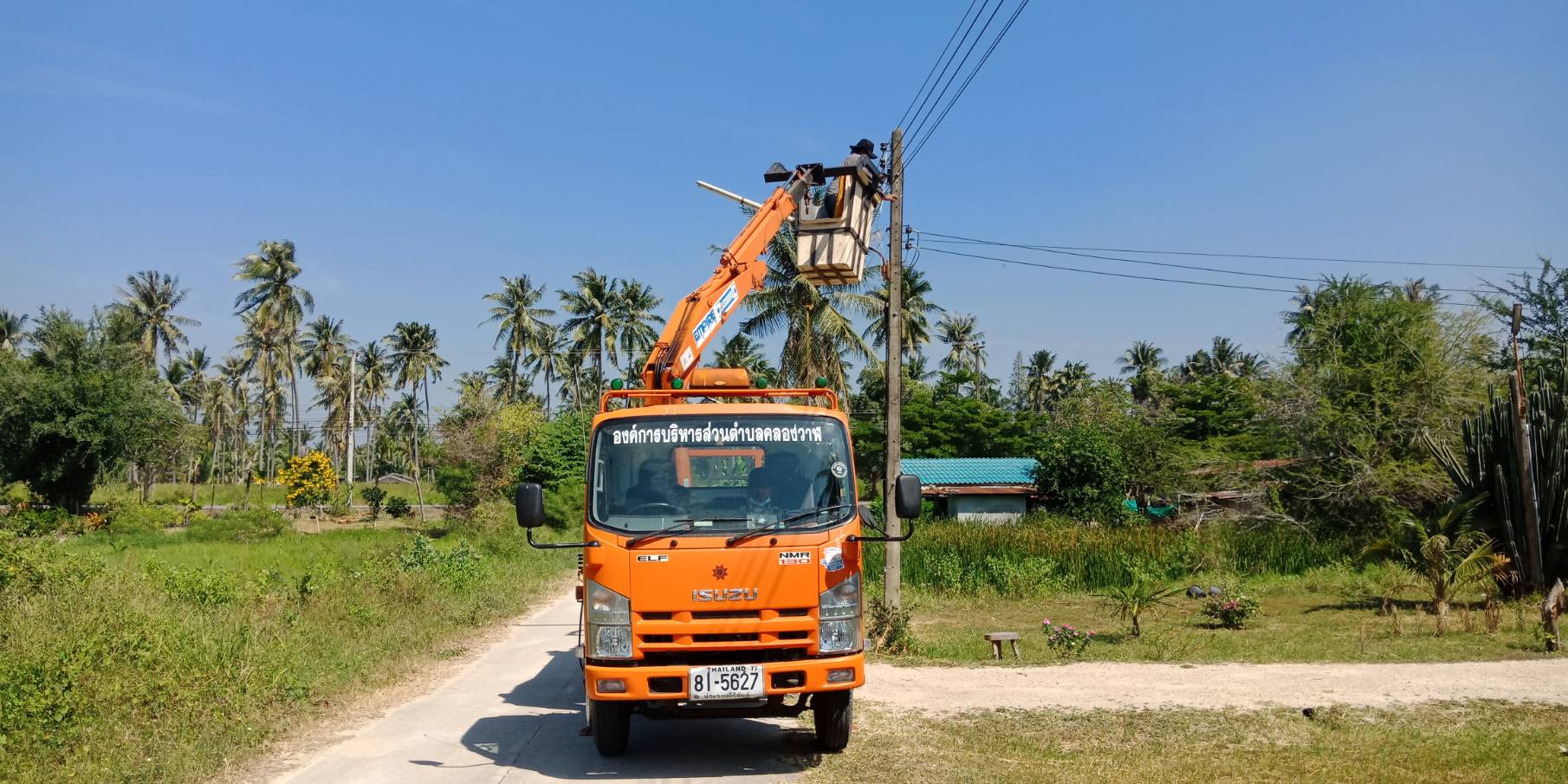 ซ่อมไฟฟ้าส่องสว่างสาธารณะที่ชำรุด ขัดข้อง ในเขตพื้นที่ หมู่ที่ 8 บ้านนาทอง และหมู่ที่ 9 บ้านหนองน้ำขาว ตำบลคลองวาฬ