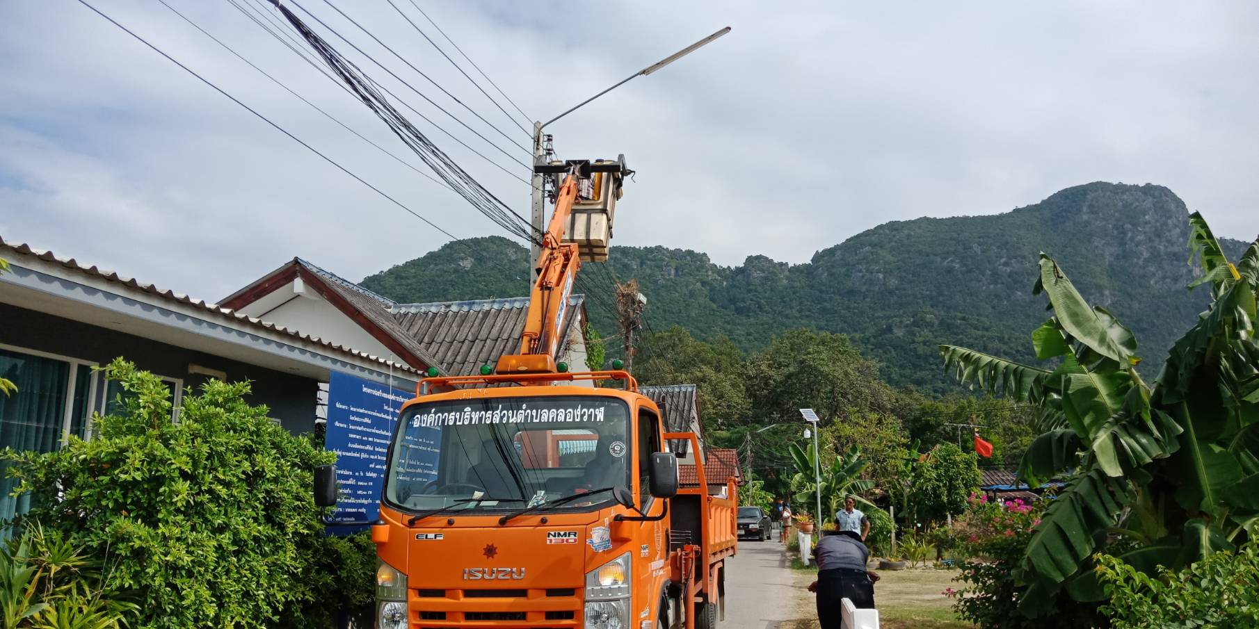 ซ่อมไฟฟ้าส่องสว่างสาธารณะที่ชำรุด ขัดข้อง ในเขตพื้นที่ หมู่ที่ 1 บ้านคลองวาฬ หมู่ที่ 3 บ้านทางหวาย หมู่ที่ 5 บ้านห้วยใหญ่ หมู่ที่ 8 บ้านนาทอง และหมู่ที่ 9 บ้านหนองน้ำขาว ตำบลคลองวาฬ