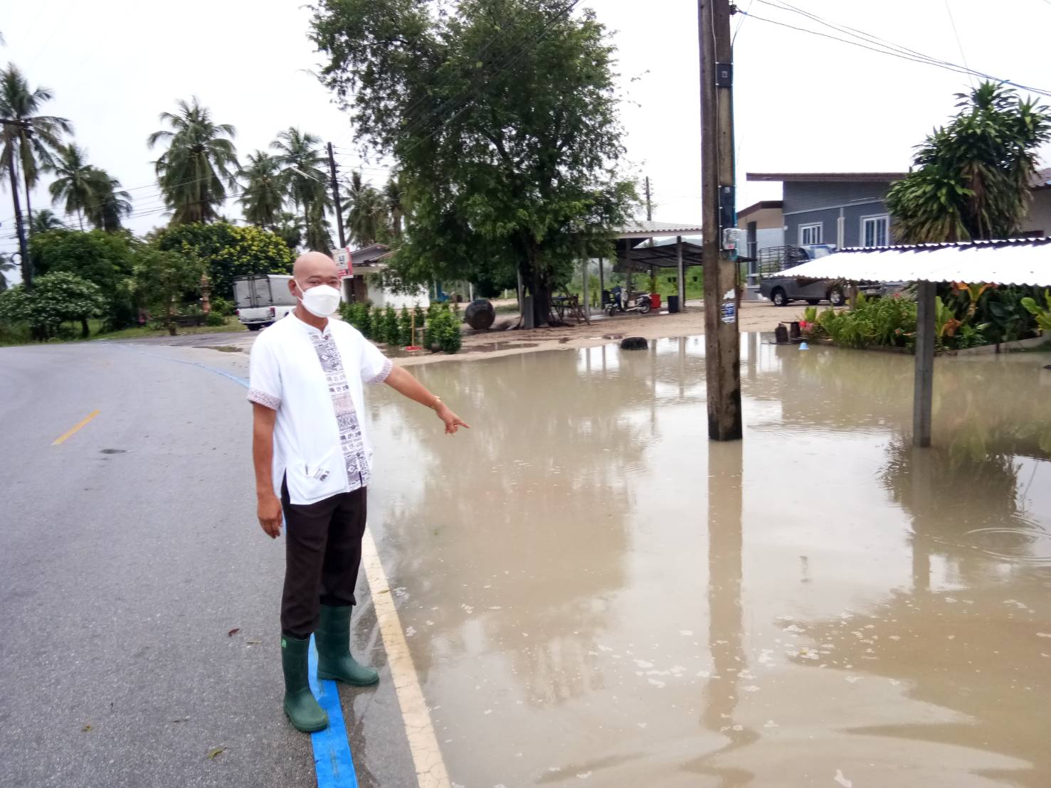 ลงพื้นที่ช่วยเหลือชาวบ้านที่ประสบปัญหาน้ำท่วมขังในพื้นที่ตำบลคลองวาฬ 