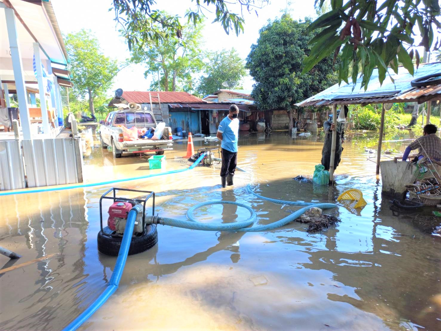 ช่วยเหลือชาวบ้านที่ประสบปัญหาน้ำท่วมขัง หมู่ที่ 2 บ้านหนองหิน และบริเวณข้างวัดหนองหิน