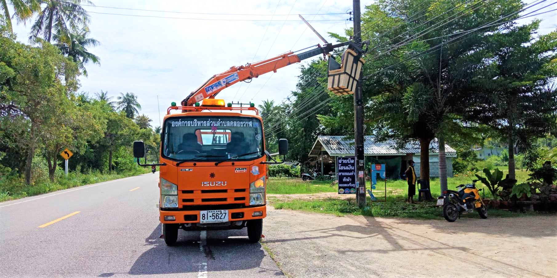 ซ่อมไฟฟ้าส่องสว่างสาธารณะที่ชำรุด ขัดข้อง ในเขตพื้นที่ หมู่ที่ 8 บ้านนาทอง และหมู่ที่ 9 บ้านหนองน้ำขาว ตำบลคลองวาฬ