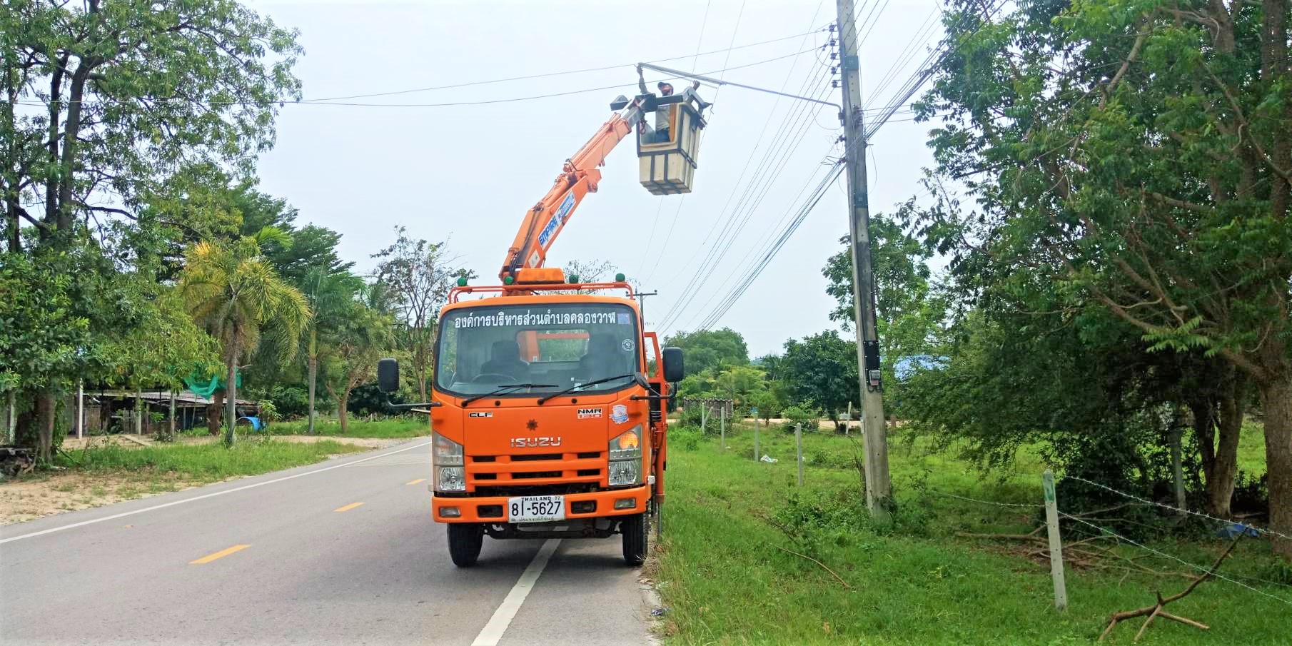 ซ่อมไฟฟ้าส่องสว่างสาธารณะที่ชำรุด ขัดข้อง ในเขตพื้นที่ หมู่ที่ 5 บ้านห้วยใหญ่ ตำบลคลองวาฬ