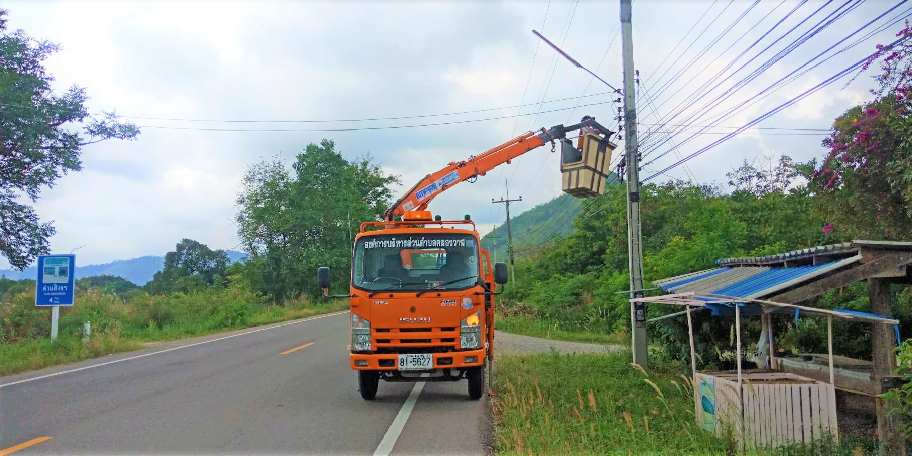 ซ่อมไฟฟ้าส่องสว่างสาธารณะที่ชำรุด ขัดข้อง ในเขตพื้นที่ หมู่ที่ 6 บ้านด่านสิงขร ตำบลคลองวาฬ