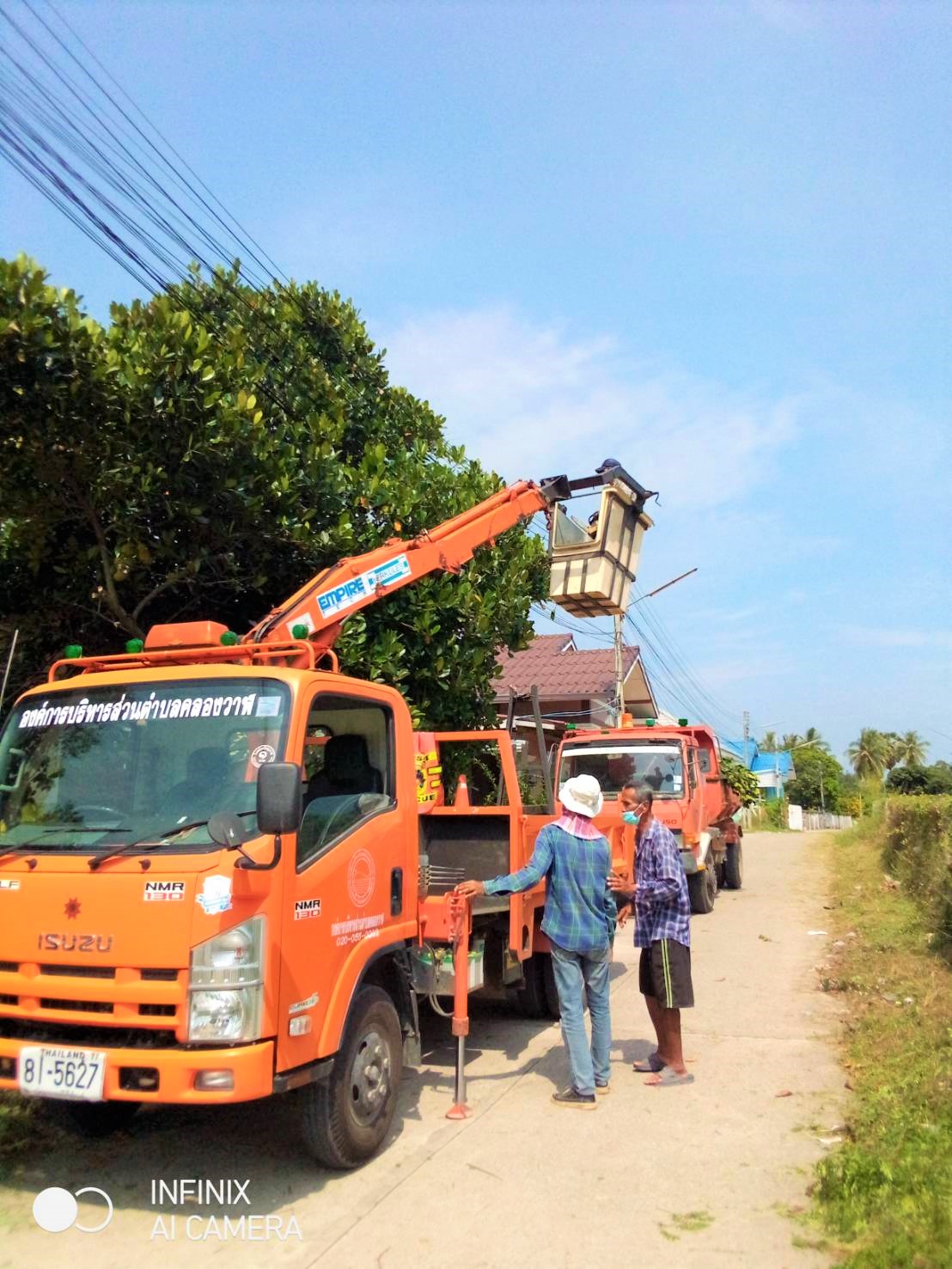 ปรับปรุงภูมิทัศน์ โดยการตัดแต่งกิ่งไม้ และตัดแต่งหญ้าสองข้างทางซอยพัฒนา ซอยกิตติคุณหมู่ที่ 1 บ้านคลองวาฬ