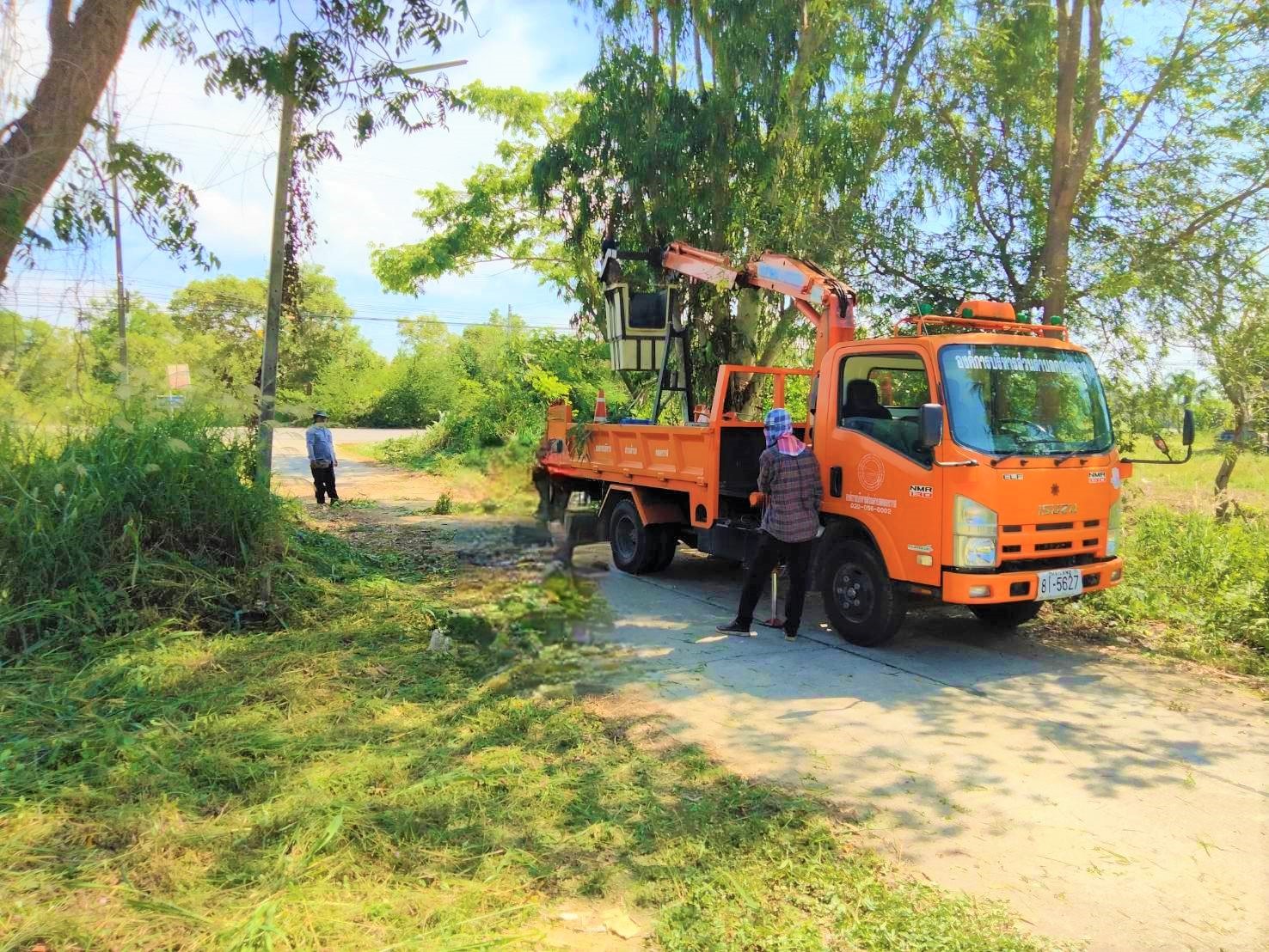 ปรับปรุงภูมิทัศน์ โดยการตัดแต่งกิ่งไม้ และตัดแต่งหญ้าสองข้างทางซอยนางวิเชียร หมู่ที่ 5 บ้านห้วยใหญ่