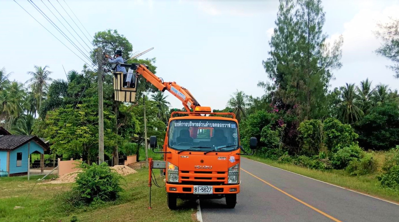 ซ่อมไฟฟ้าส่องสว่างสาธารณะที่ชำรุด ขัดข้อง ในเขตพื้นที่ หมู่ที่ 3 บ้านทางหวาย ตำบลคลองวาฬ