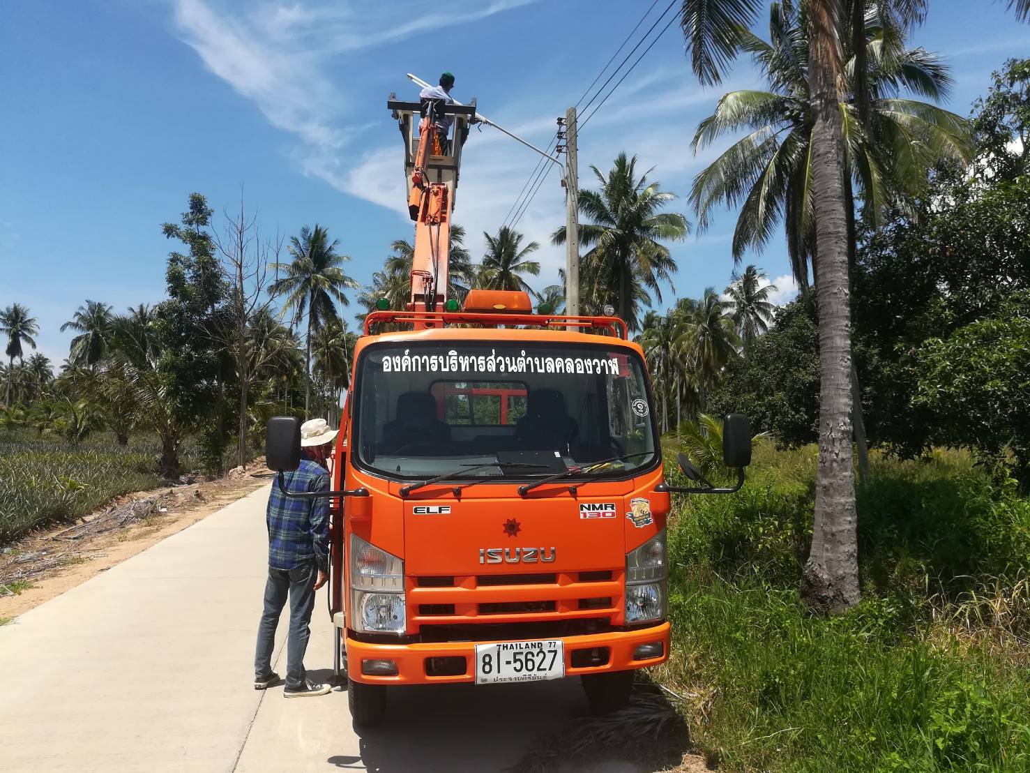 ซ่อมไฟฟ้าส่องสว่างสาธารณะที่ชำรุด ขัดข้อง ในเขตพื้นที่ หมู่ 2, หมู่ 4, หมู่ 5, หมู่ 7 ตำบลคลองวาฬ