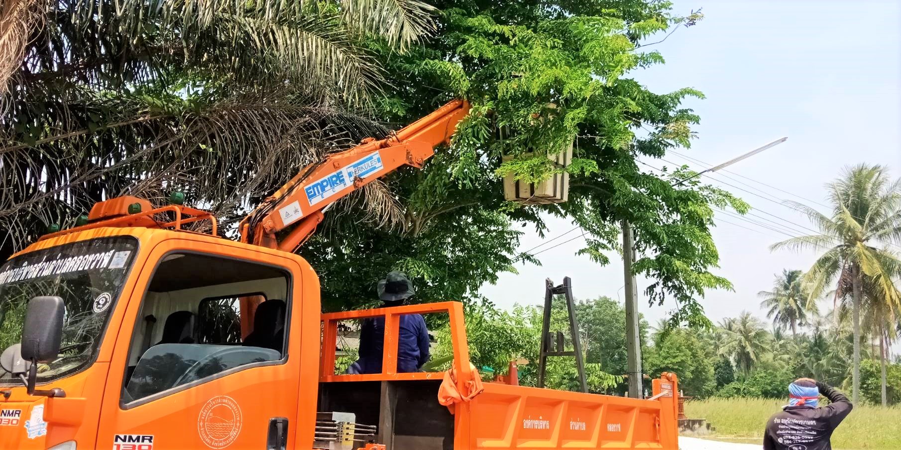 ปรับปรุงภูมิทัศน์ โดยการตัดแต่งกิ่งไม้ และตัดแต่งหญ้าสองข้างทาง หมู่ที่ 5 บ้านห้วยใหญ่