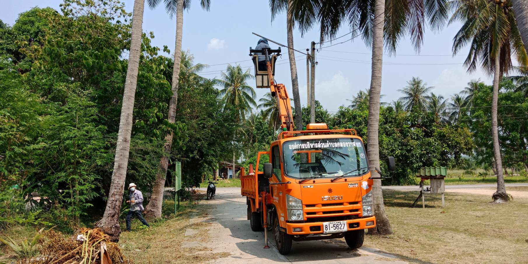 ซ่อมไฟฟ้าส่องสว่างสาธารณะ หมู่ที่ 6 บ้านด่านสิงขร