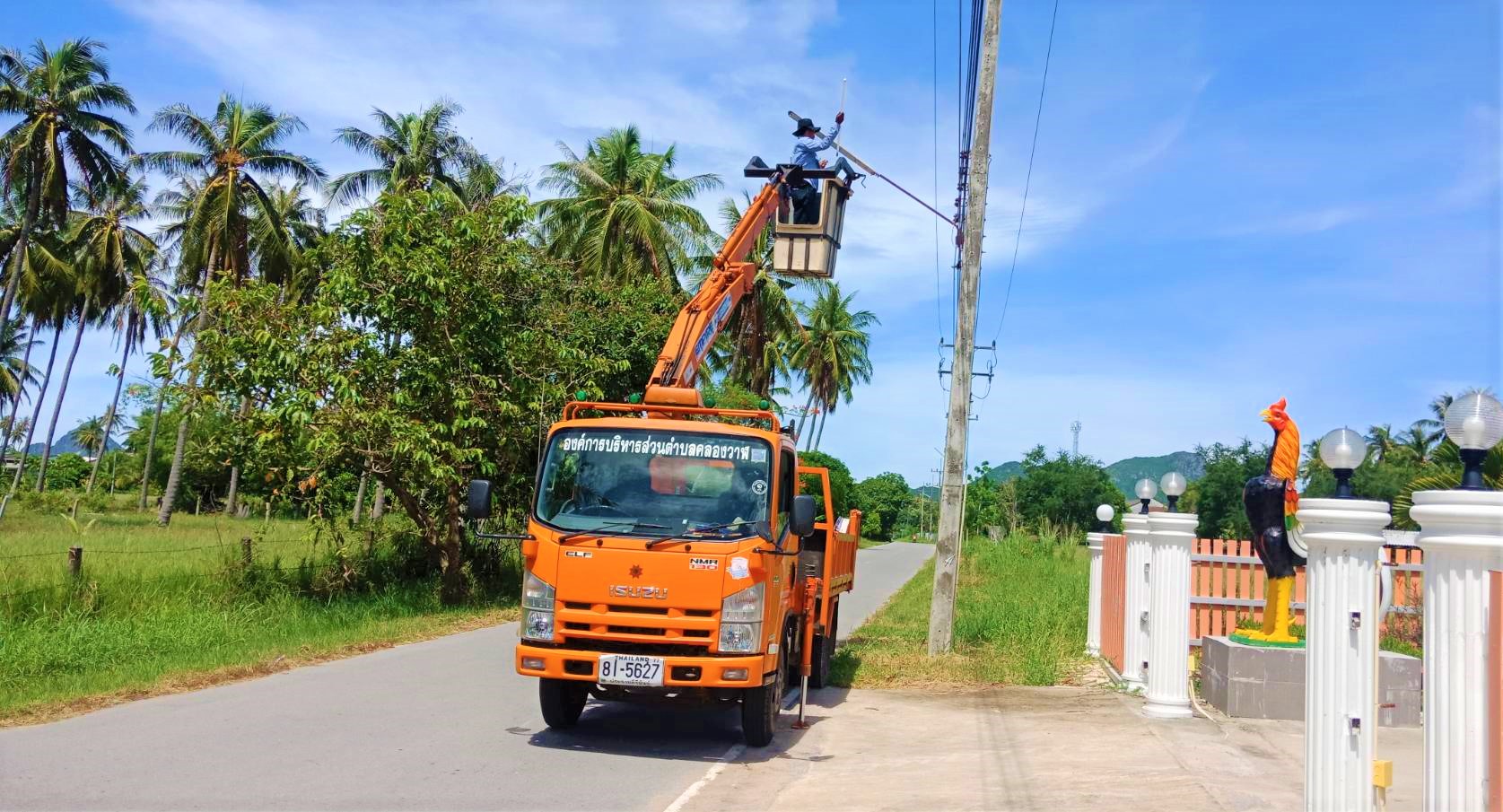 ซ่อมไฟฟ้าส่องสว่างสาธารณะที่ชำรุด ขัดข้อง ในเขตพื้นที่ หมู่ที่ 8 บ้านนาทอง ตำบลคลองวาฬ 