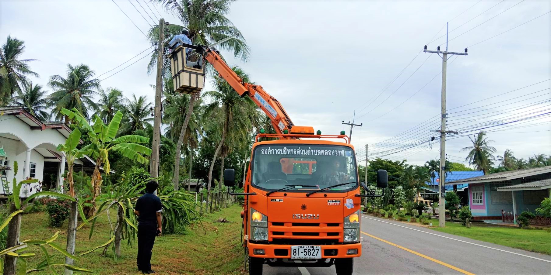 ซ่อมไฟฟ้าส่องสว่างสาธารณะที่ชำรุด ขัดข้อง ในเขตพื้นที่ หมู่ที่ 6 บ้านด่านสิงขร ตำบลคลองวาฬ