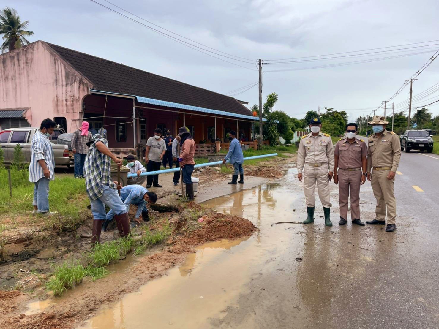 ลงพื้นที่ช่วยเหลือชาวบ้านที่ประสบปัญหาน้ำท่วมขังในพื้นที่ตำบลคลองวาฬ