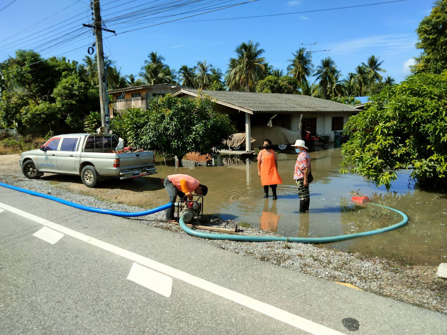 ช่วยเหลือชาวบ้านที่ประสบปัญหาน้ำท่วมขัง หมู่ที่ 1 บ้านคลองวาฬ และหมู่ที่ 4 บ้านหว้าโทน