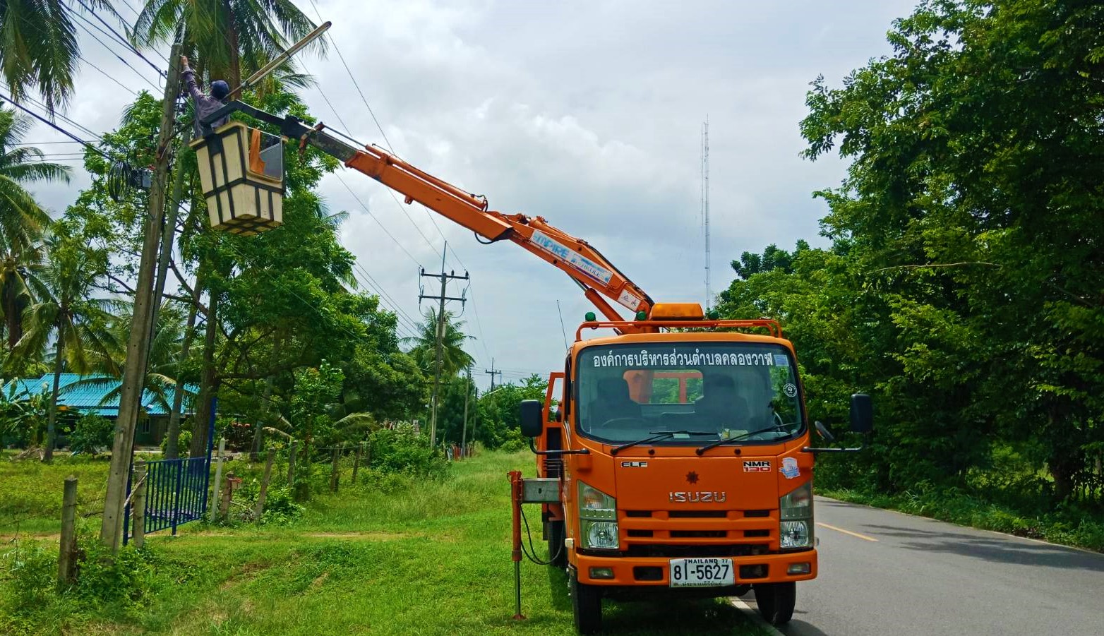 ซ่อมไฟฟ้าส่องสว่างสาธารณะที่ชำรุด ขัดข้อง ในเขตพื้นที่ หมู่ที่ 3 บ้างทางหวาย ตำบลคลองวาฬ