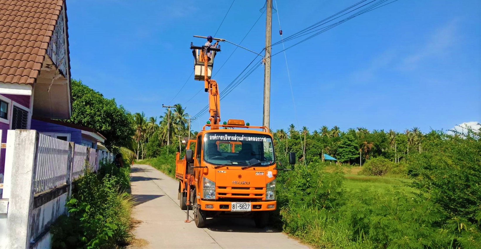 ซ่อมไฟฟ้าส่องสว่างสาธารณะที่ชำรุด ขัดข้อง ในเขตพื้นที่ หมู่ที่ 4 บ้านหว้าโทน ตำบลคลองวาฬ