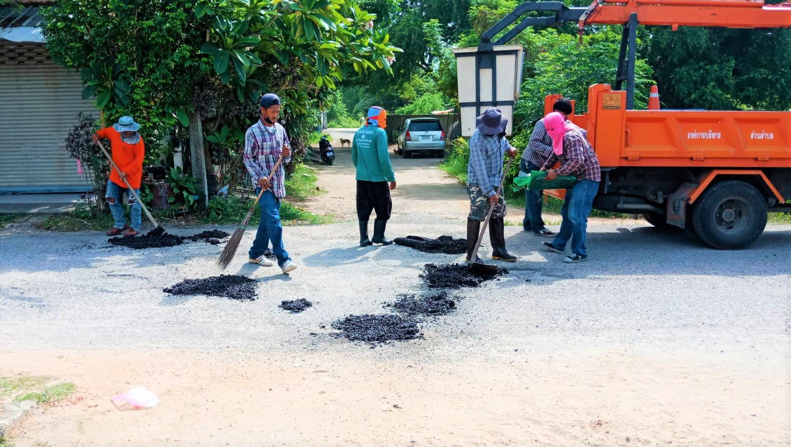 ซ่อมแซมถนนสาธารณะที่ชำรุด ในเขตพื้นที่หมู่ที่ 1 บ้านคลองวาฬ