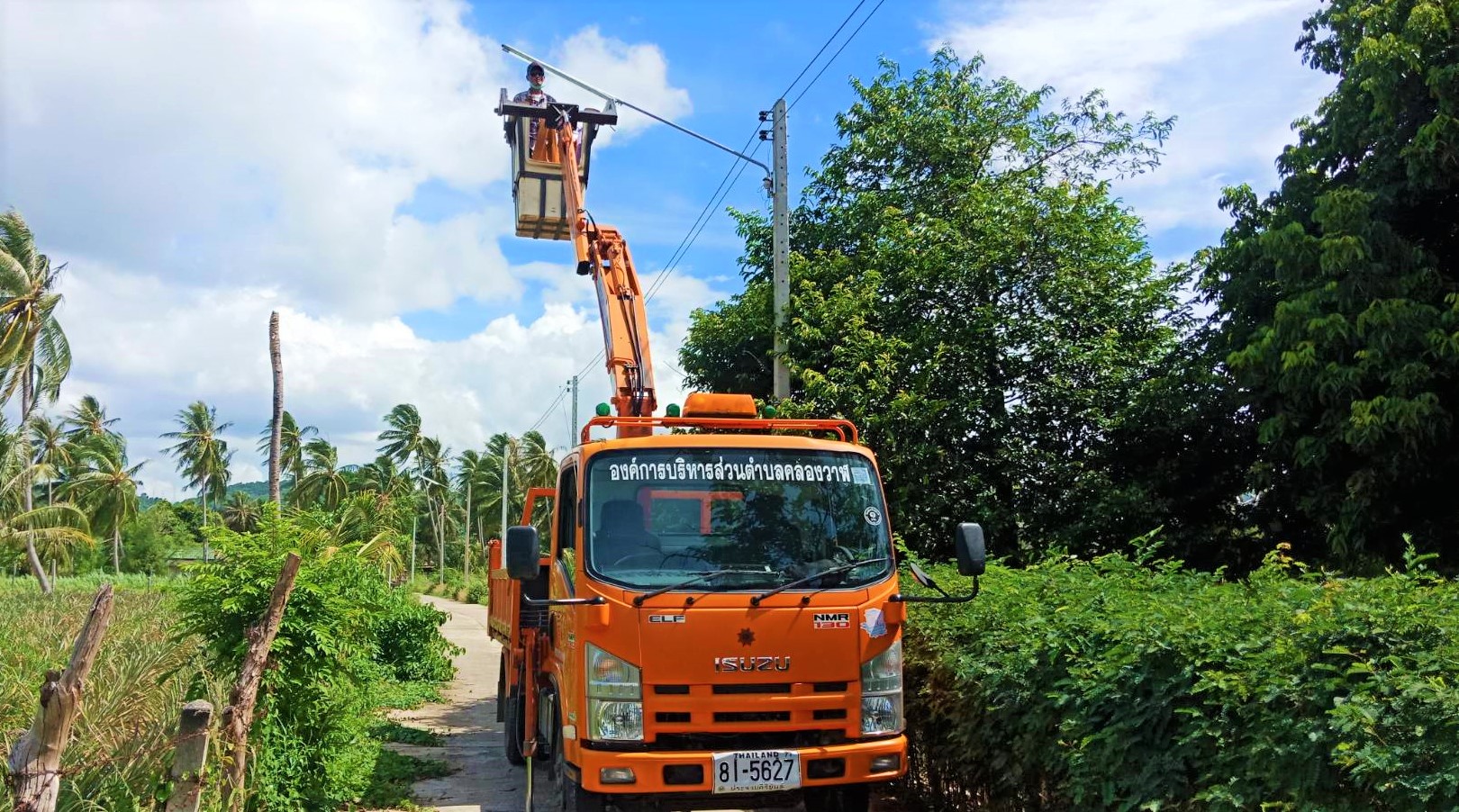 ซ่อมไฟฟ้าส่องสว่างสาธารณะที่ชำรุด ขัดข้อง ในเขตพื้นที่ หมู่ที่ 6 บ้านด่านสิงขร ตำบลคลองวาฬ