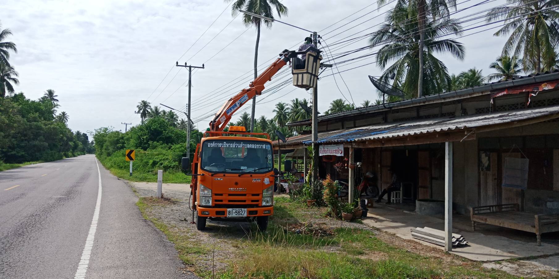 ซ่อมไฟฟ้าส่องสว่างสาธารณะที่ชำรุด ขัดข้อง ในเขตพื้นที่ หมู่ที่ 9 บ้านหนองน้ำขาว