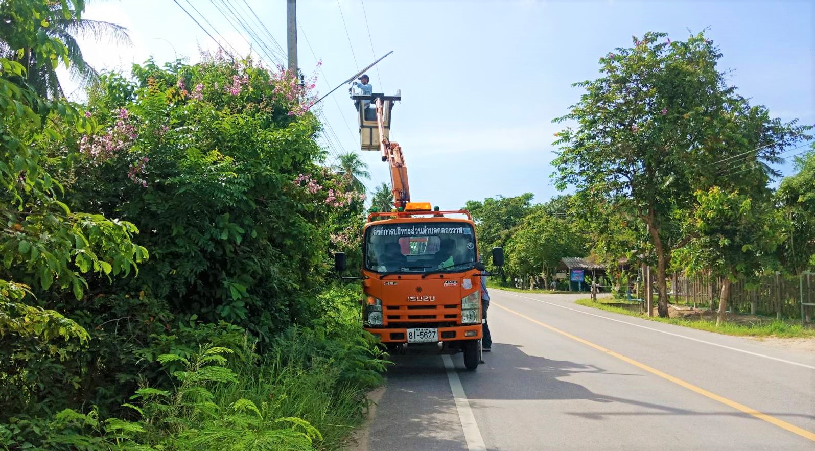 ซ่อมไฟฟ้าส่องสว่างสาธารณะที่ชำรุด ขัดข้อง ในเขตพื้นที่ หมู่ที่ 3 บ้านทางหวาย หมู่ที่ 7 บ้านสวนขวัญ และหมู่ที่ 8 บ้านนาทอง