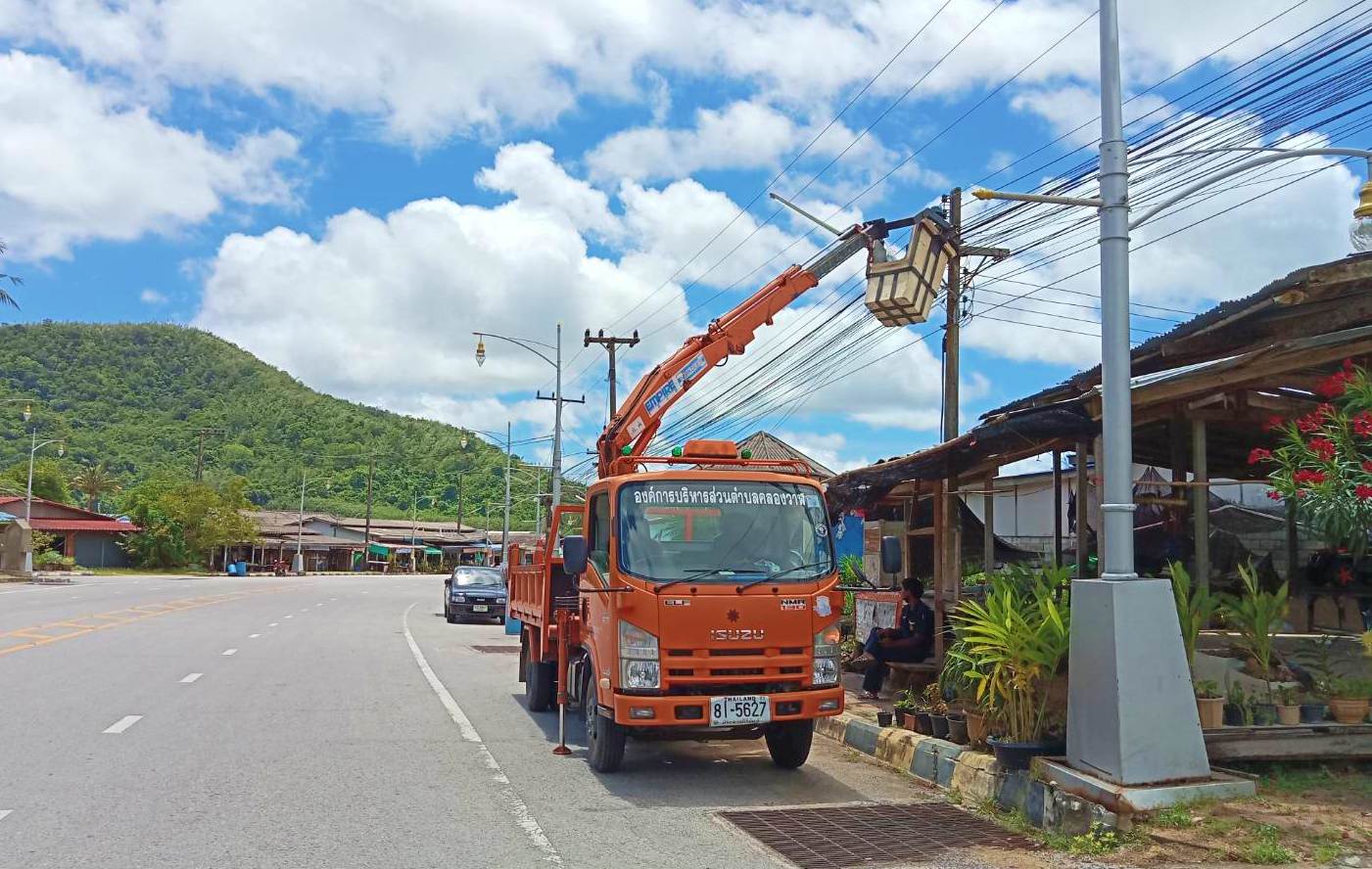 ซ่อมไฟฟ้าส่องสว่างสาธารณะที่ชำรุด ขัดข้อง ในเขตพื้นที่ หมู่ที่ 6 บ้านด่านสิงขร