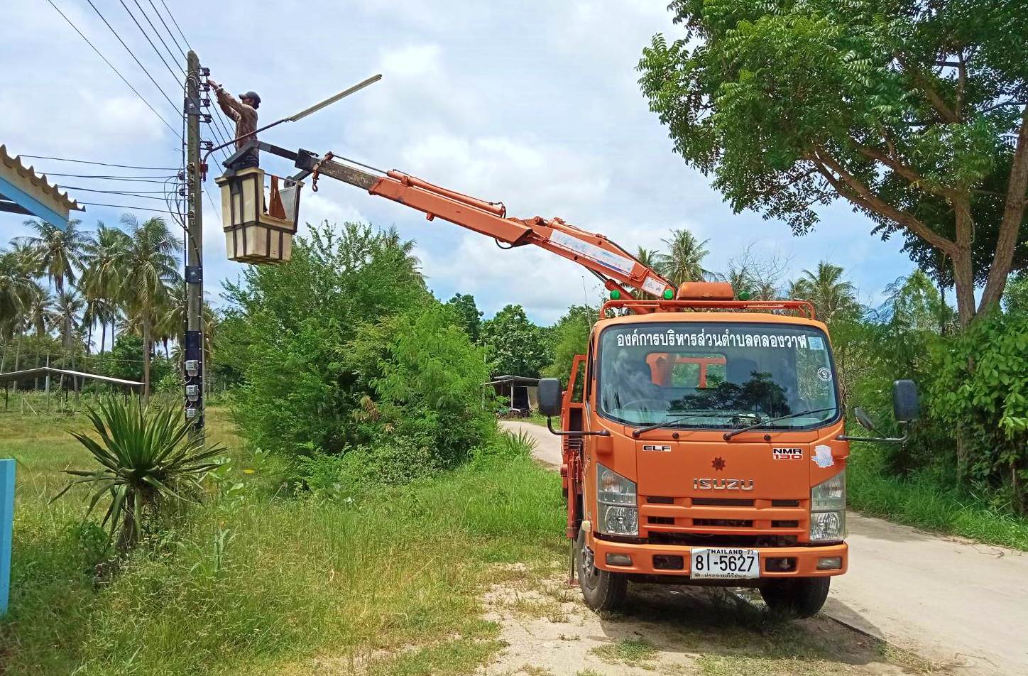 ซ่อมไฟฟ้าส่องสว่างสาธารณะที่ชำรุด ขัดข้อง ในเขตพื้นที่ หมู่ที่ 8 บ้านนาทอง และหมู่ที่ 9 บ้านหนองน้ำขาว