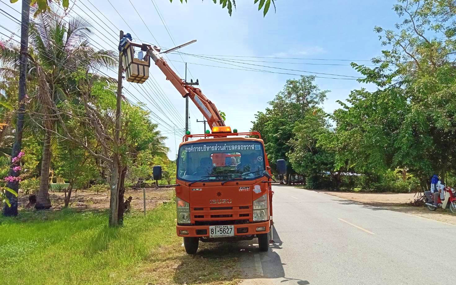 ซ่อมไฟฟ้าส่องสว่างสาธารณะที่ชำรุด ขัดข้อง ในเขตพื้นที่ หมู่ที่ 3 บ้านทางหวาย