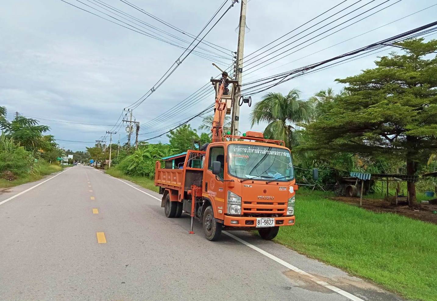  ซ่อมไฟฟ้าส่องสว่างสาธารณะที่ชำรุด ขัดข้อง ในเขตพื้นที่ หมู่ที่ 2 บ้านหนองหิน 