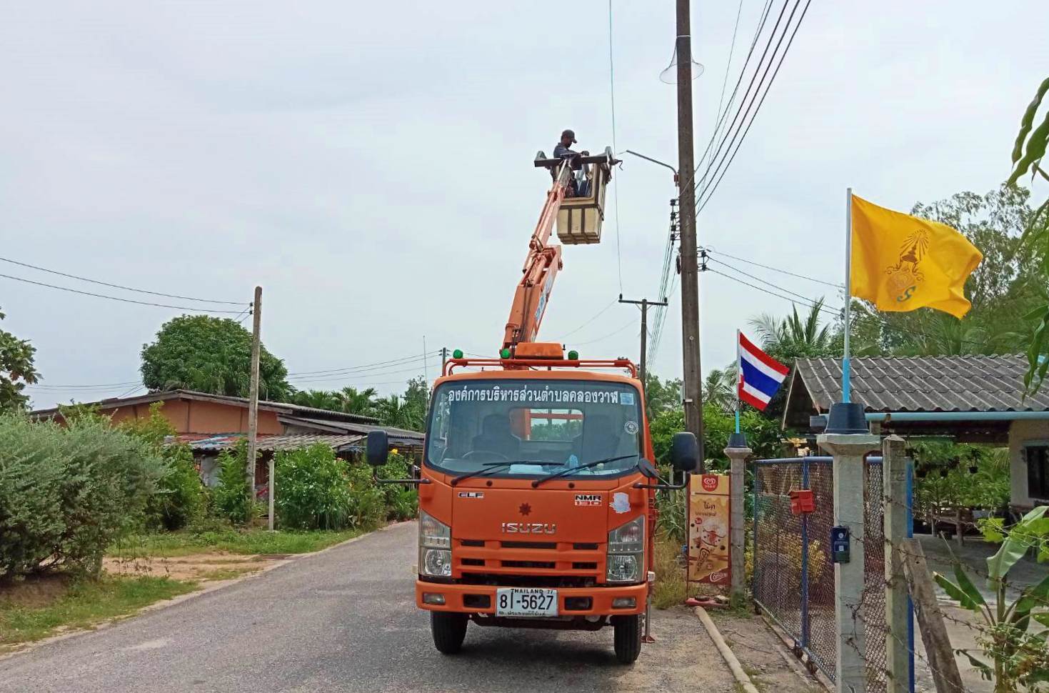 ซ่อมไฟฟ้าส่องสว่างสาธารณะที่ชำรุด ขัดข้อง ในเขตพื้นที่ หมู่ที่ 8 บ้านนาทอง