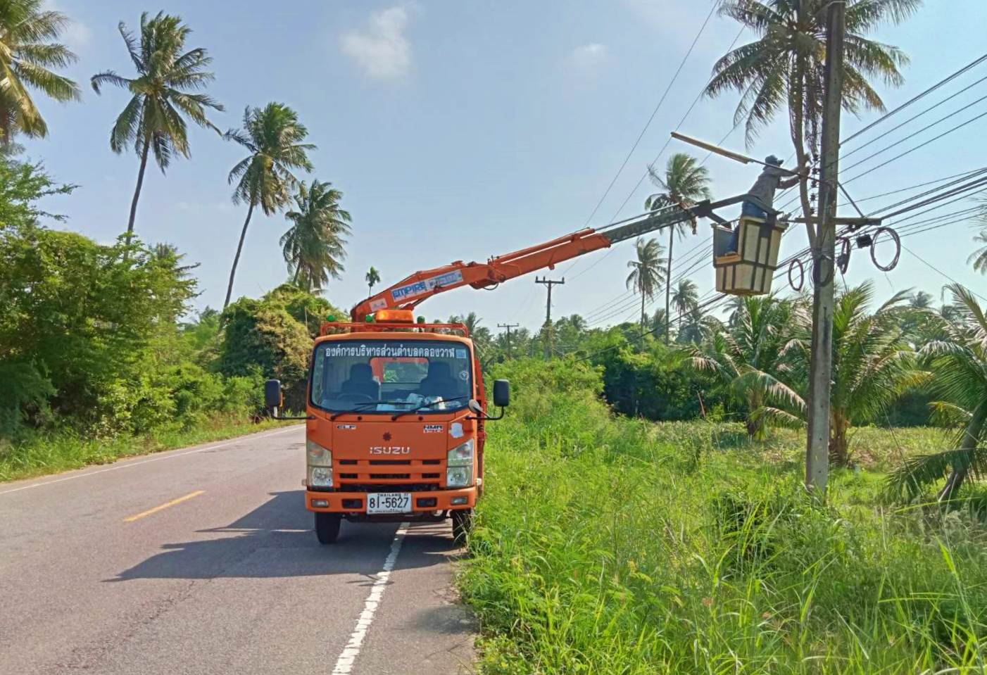 ซ่อมไฟฟ้าส่องสว่างสาธารณะที่ชำรุด ขัดข้อง ในเขตพื้นที่ หมู่ที่ 3 บ้านทางหวาย และหมู่ที่ 9 บ้านหนองน้ำขาว 