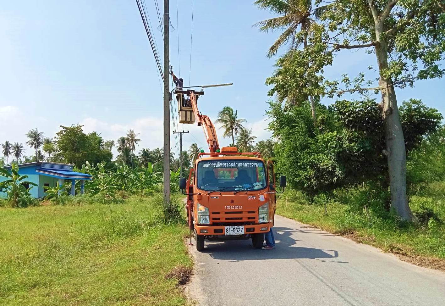 ซ่อมไฟฟ้าส่องสว่างสาธารณะที่ชำรุด ขัดข้อง ในเขตพื้นที่ หมู่ที่ 7 บ้านสวนขวัญ 