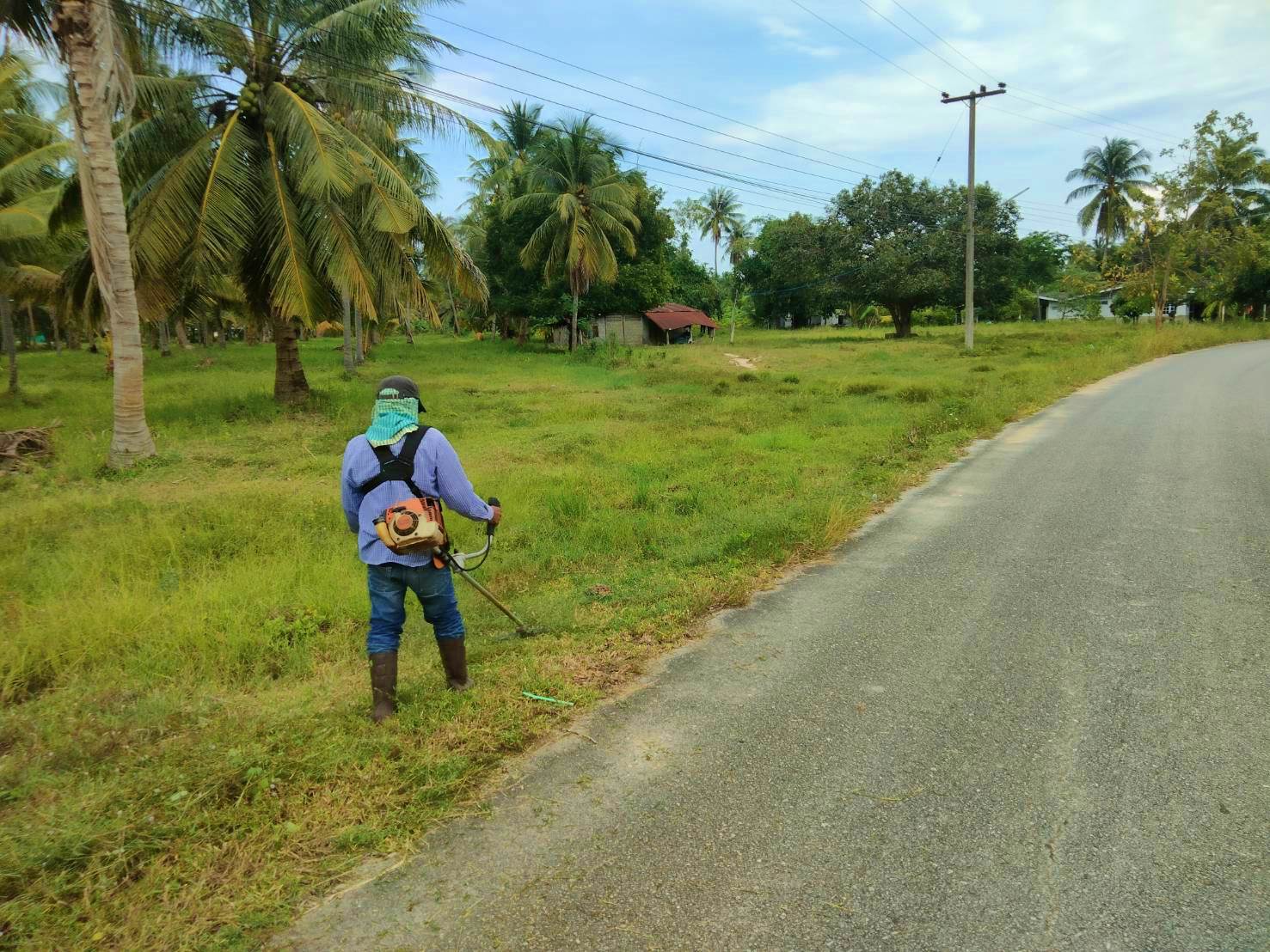 ปรับปรุงภูมิทัศน์ โดยการตัดหญ้าสองข้างทางหมู่ที่ 3 บ้านทางหวาย