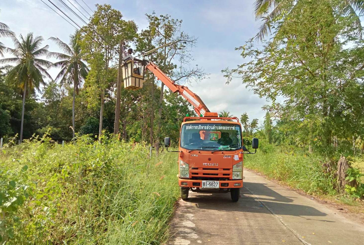 ซ่อมไฟฟ้าส่องสว่างสาธารณะที่ชำรุด ขัดข้อง ในเขตพื้นที่ หมู่ที่ 6 บ้านด่านสิงขร และหมู่ที่ 7 บ้านสวนขวัญ 