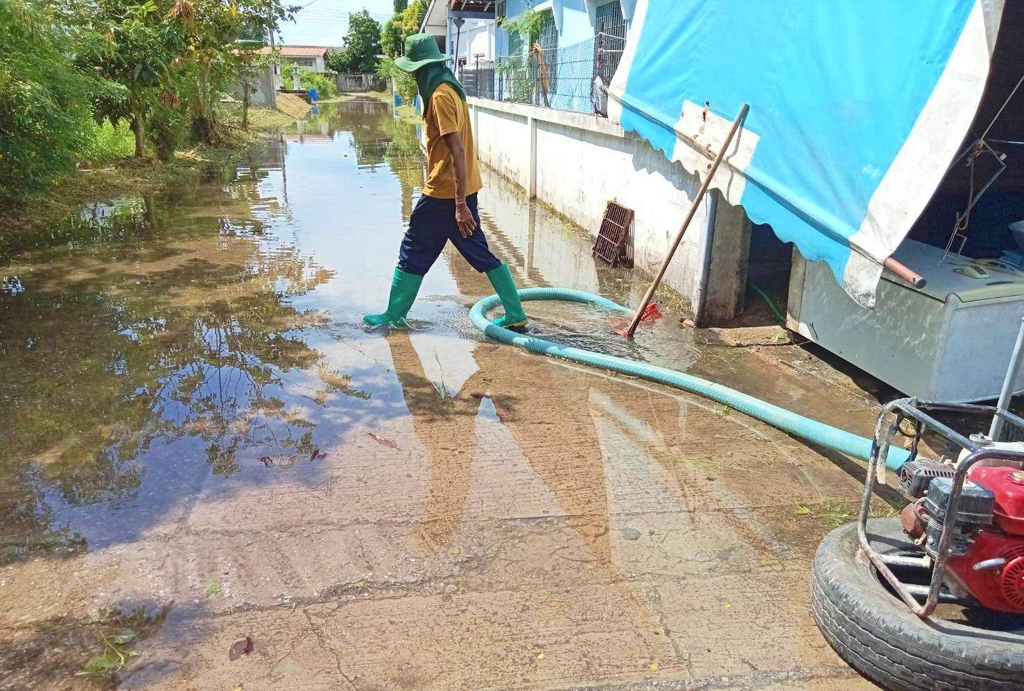 สูบน้ำท่วมขังซอยโรงอวน หมู่ที่ 1 บ้านคลองวาฬ 