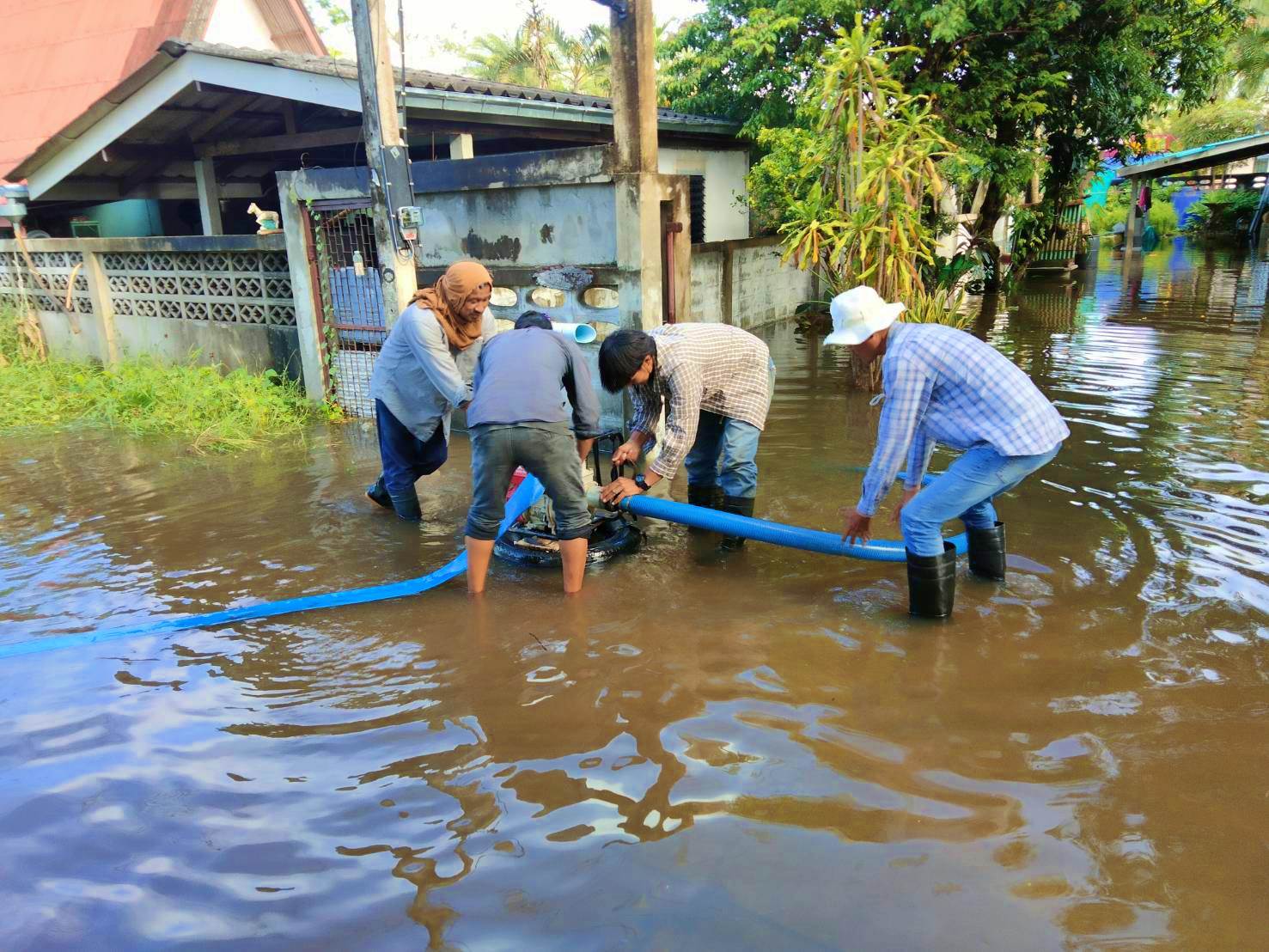 สูบน้ำท่วมขังซอยเหมือนฝัน หมู่ที่ 1 บ้านคลองวาฬ และซอยแสนสุข 2 หมู่ที่ 2 บ้านหนองหิน