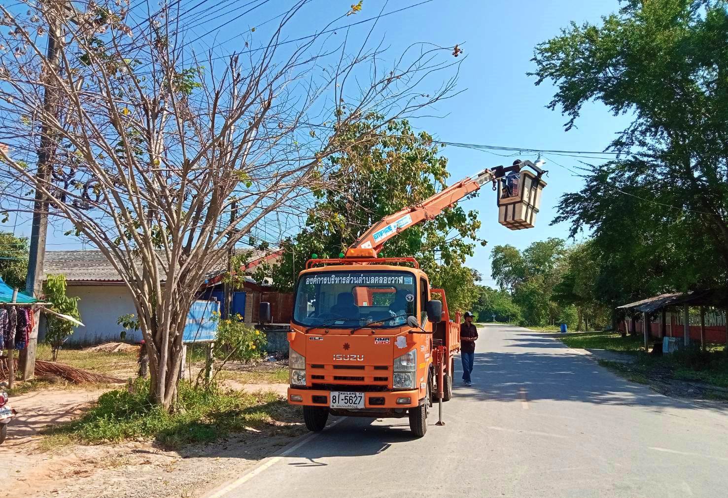 ซ่อมไฟฟ้าส่องสว่างสาธารณะที่ชำรุด ขัดข้อง ในเขตพื้นที่ หมู่ที่ 3 บ้านทางหวาย