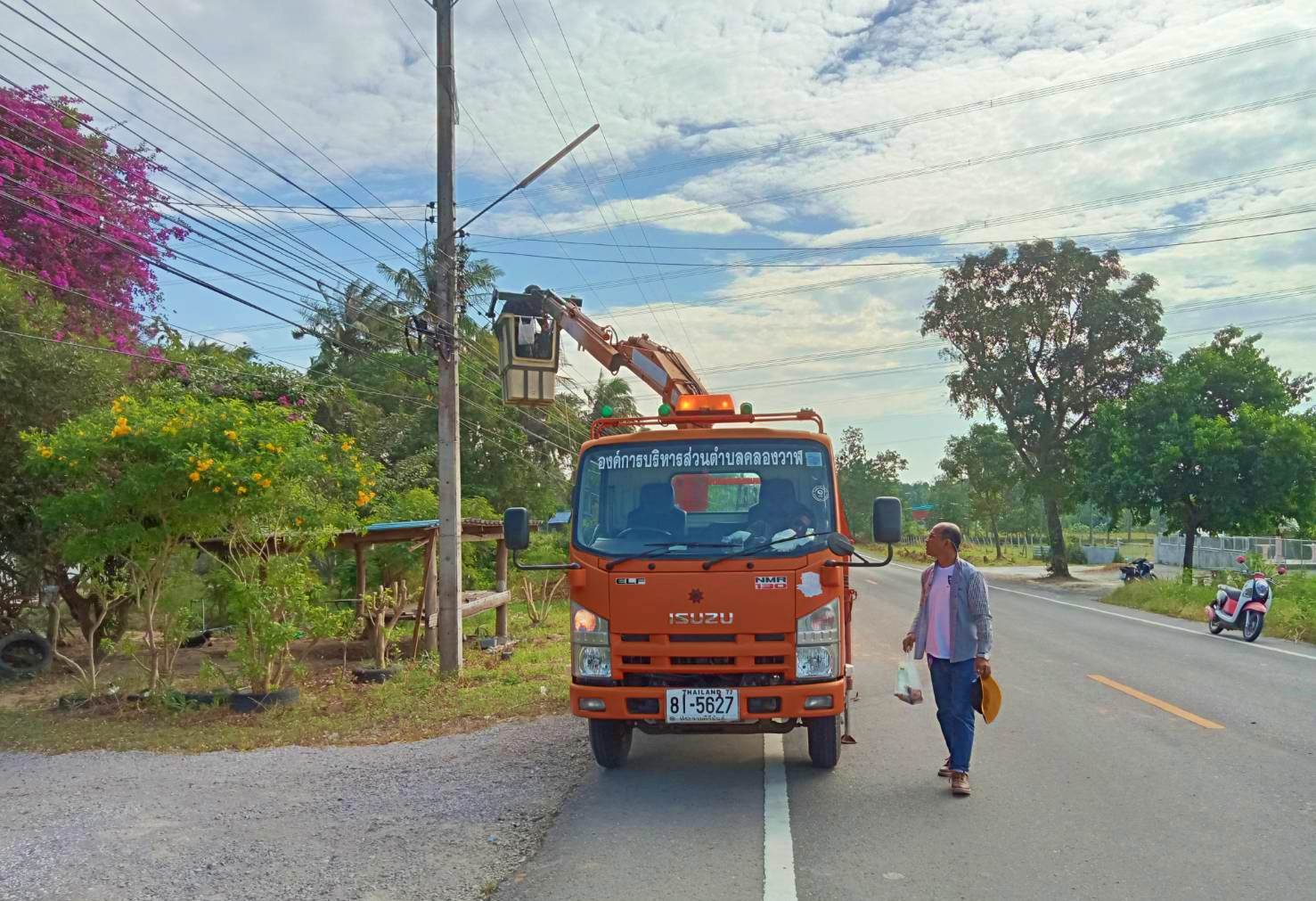 ซ่อมไฟฟ้าส่องสว่างสาธารณะที่ชำรุด ขัดข้อง ในเขตพื้นที่ หมู่ที่ 6 บ้านด่านสิงขร