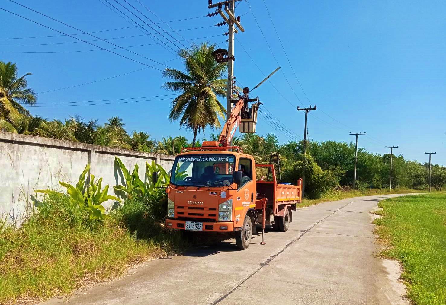 ซ่อมไฟฟ้าส่องสว่างสาธารณะที่ชำรุด ขัดข้อง ในเขตพื้นที่ หมู่ที่ 9 บ้านหนองน้ำขาว