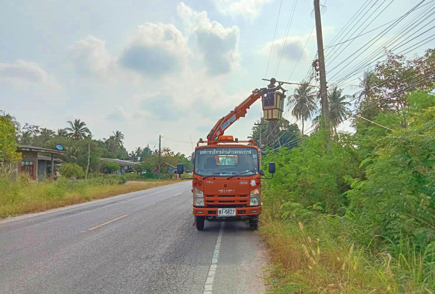 ซ่อมไฟฟ้าส่องสว่างสาธารณะ หมู่ที่ 5 บ้านห้วยใหญ่