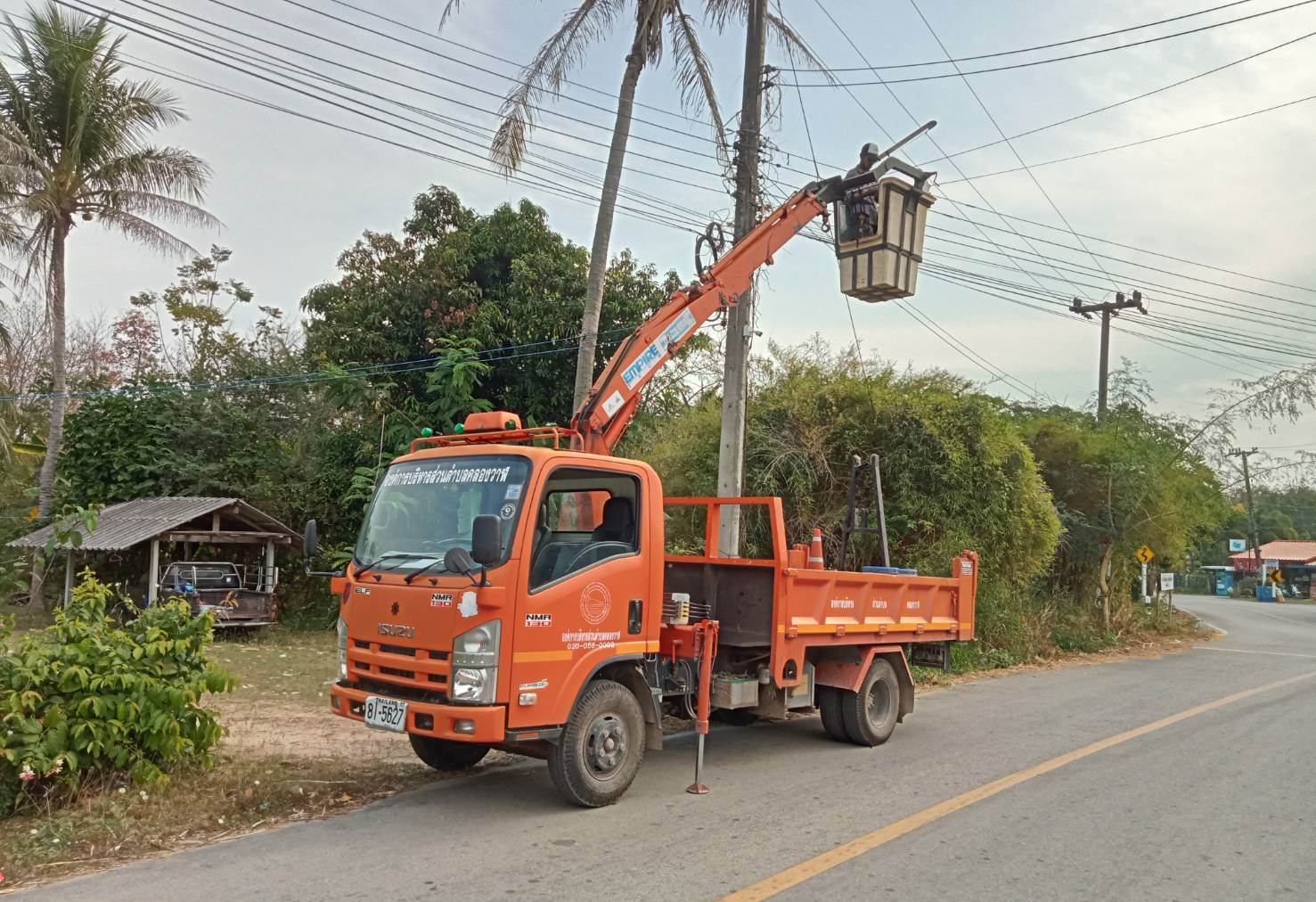  ซ่อมไฟฟ้าส่องสว่างสาธารณะที่ชำรุด ขัดข้อง ในเขตพื้นที่ หมู่ที่ 6 บ้านด่านสิงขร