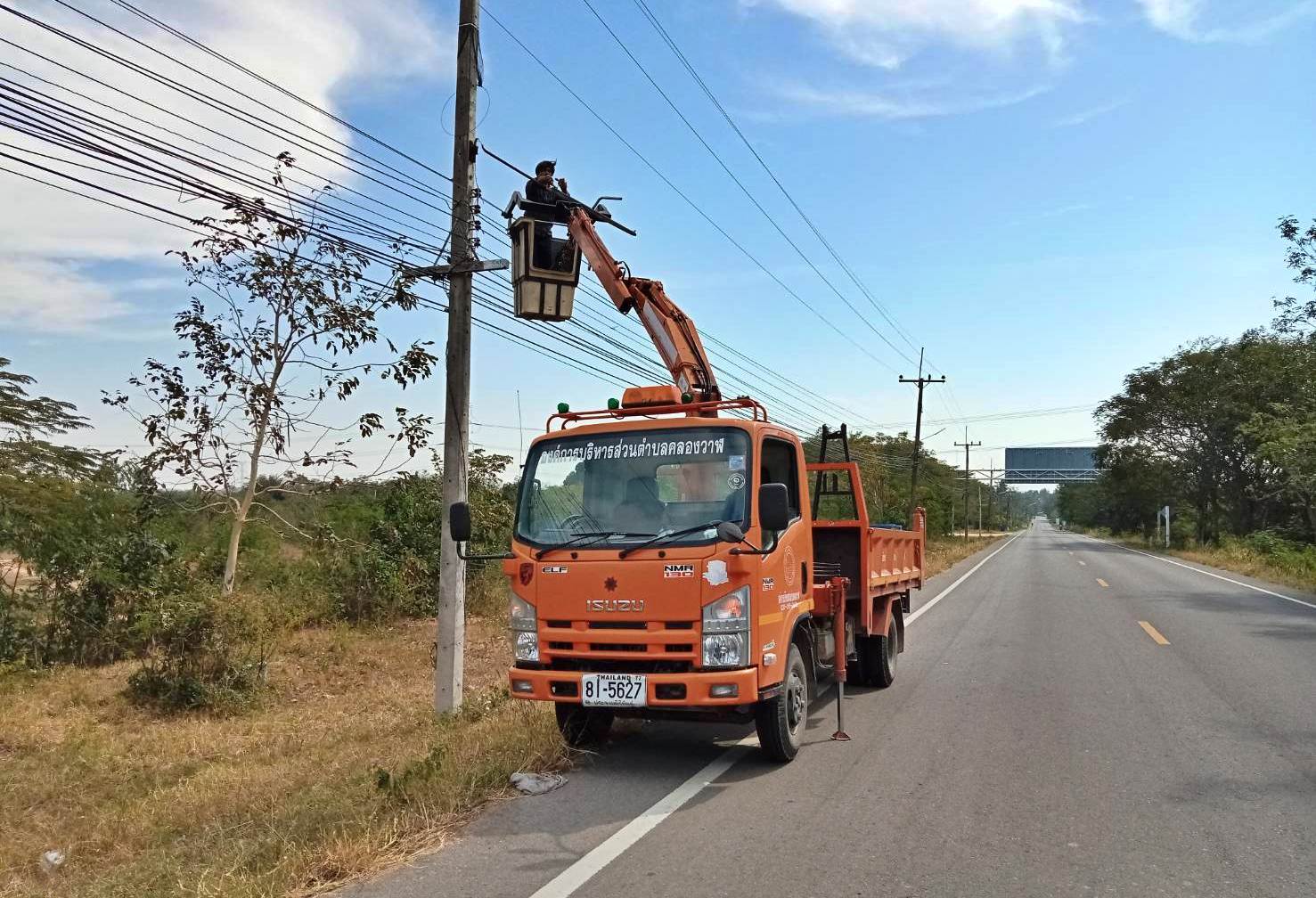 ซ่อมไฟฟ้าส่องสว่างสาธารณะที่ชำรุด ขัดข้อง ในเขตพื้นที่ หมู่ที่ 1 บ้านคลองวาฬ 