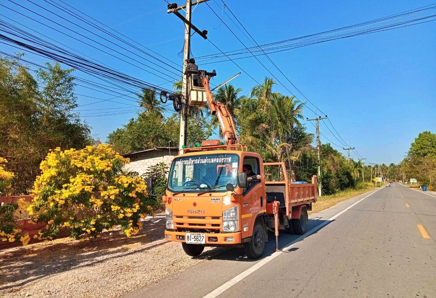 ซ่อมไฟฟ้าส่องสว่างสาธารณะที่ชำรุด ขัดข้อง ในเขตพื้นที่ หมู่ที่ 4 บ้านหว้าโทน