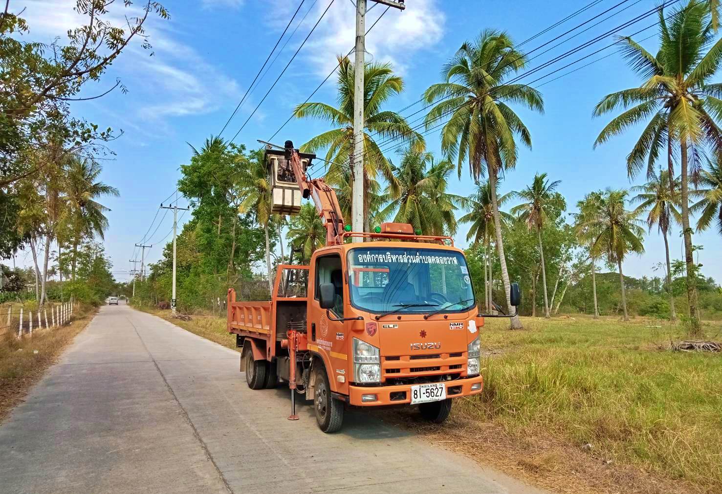 ซ่อมไฟฟ้าส่องสว่างสาธารณะที่ชำรุด ขัดข้อง ในเขตพื้นที่ หมู่ที่ 8 บ้านนาทอง 