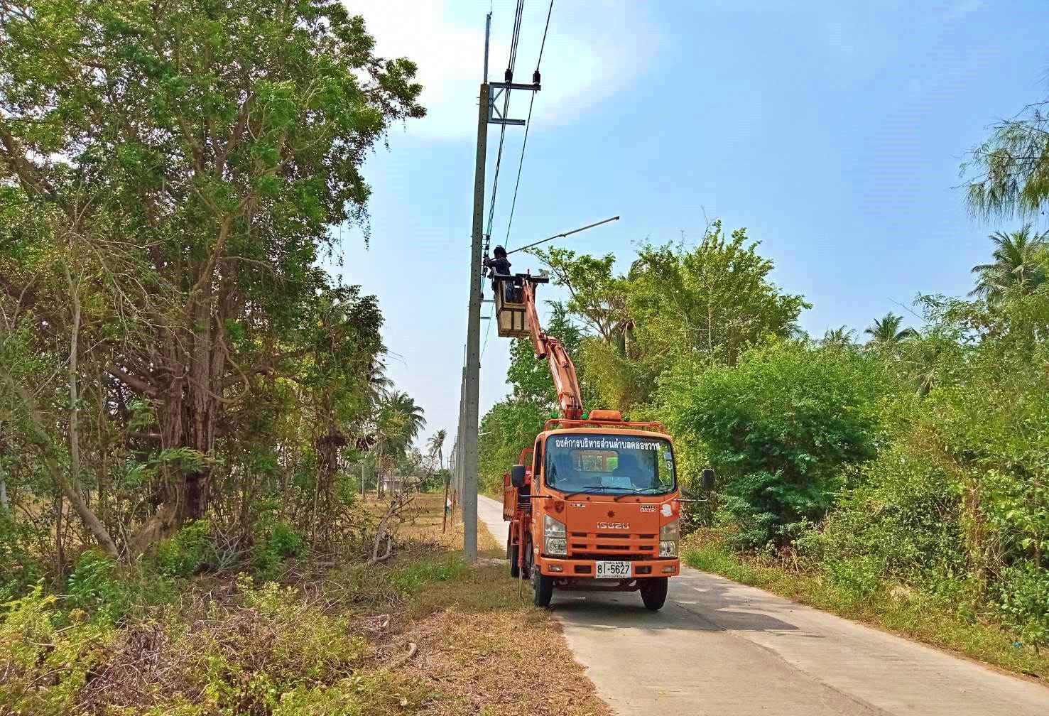  ซ่อมไฟฟ้าส่องสว่างสาธารณะที่ชำรุด ขัดข้อง ในเขตพื้นที่ หมู่ที่ 3 บ้านทางหวาย