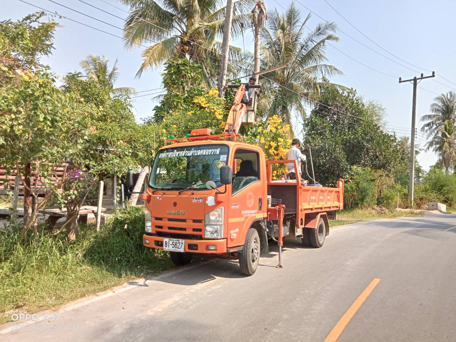 ซ่อมไฟฟ้าส่องสว่างสาธารณะที่ชำรุด ขัดข้อง ในเขตพื้นที่ หมู่ที่ 6 บ้านด่านสิงขร