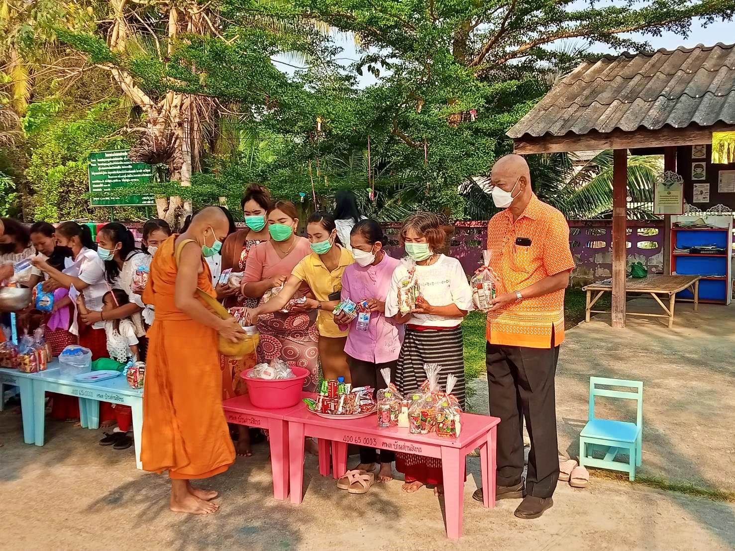 กิจกรรมทำบุญตักบาตรข้าวสาร อาหารแห้ง ของศูนย์พัฒนาเด็กเล็กบ้านด่านสิงขร