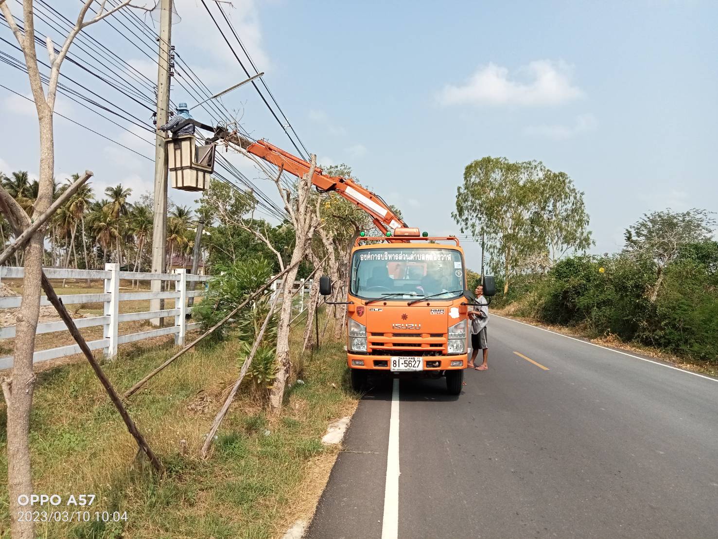 ซ่อมไฟฟ้าส่องสว่างสาธารณะที่ชำรุด ขัดข้อง ในเขตพื้นที่ หมู่ที่ 1 บ้านคลองวาฬ หมู่ที่ 5 บ้านห้วยใหญ่