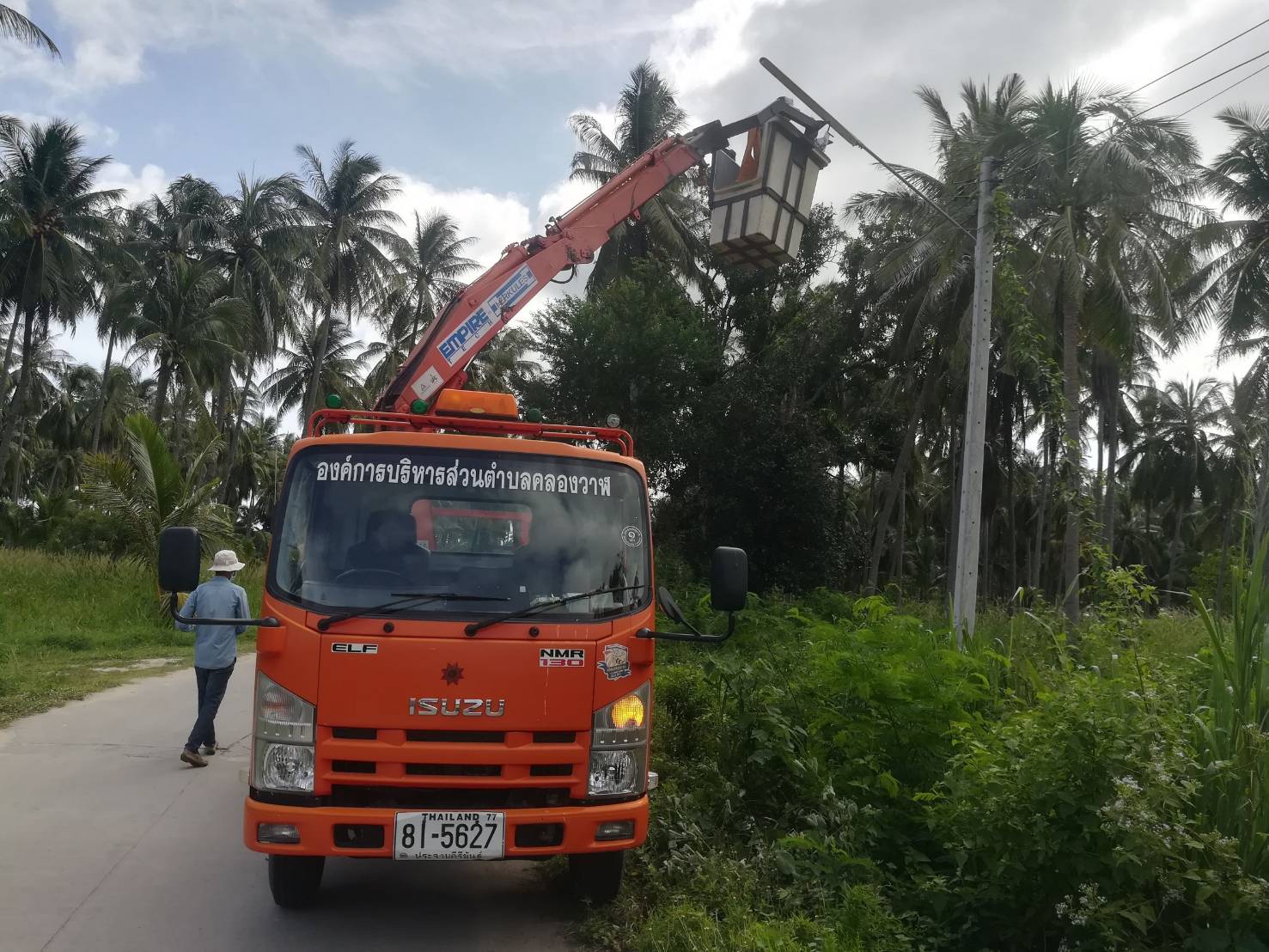 ซ่อมไฟฟ้าส่องสว่างสาธารณะที่ชำรุด ขัดข้อง ในเขตพื้นที่ หมู่ 4 บ้านหว้าโทน ตำบลคลองวาฬ